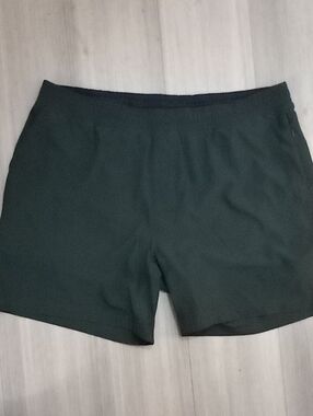 🌁 NWOT: RHONE; MENS MAKO 7" INSEAM LINED SHORT, DARK GREEN.
